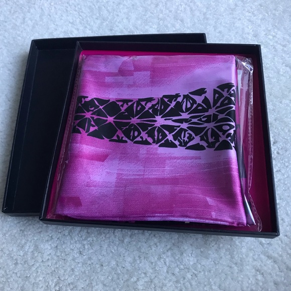 NWOT Chic Black & Pink Square Scarf in Original Packaging - Picture 6 of 6